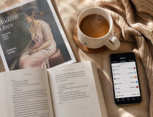 Flatlay akhir pekan berisi katalog seni, buku, dan kopi